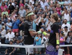 IM体育官网-关于意大利网球队险胜西班牙网球队，西西帕斯打破历史纪录的信息