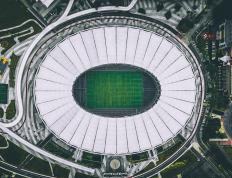 IM体育官网入口-北欧寒冰难阻中场魔术师，德布劳内压制级发挥主导挪威与波兰对决