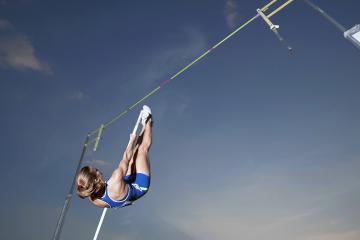 IM体育数据分析平台-F1引擎轰鸣中的跨界焦点战，当上海队赛道超车打穿独行侠