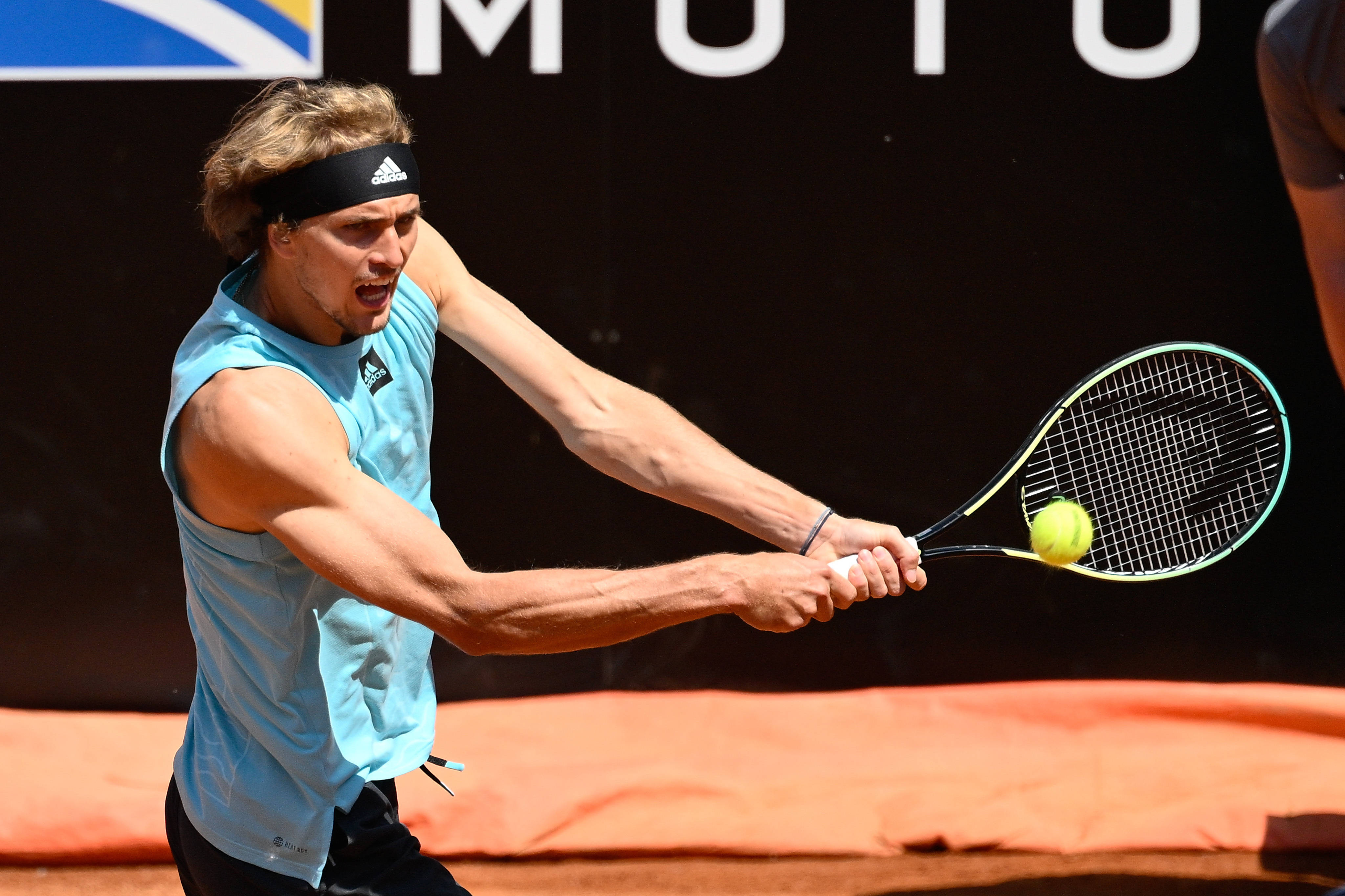 IM体育注册链接-意大利网球队险胜西班牙网球队，兹维列夫打破历史纪录的简单介绍