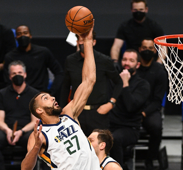 IM体育官网-浙江队鏖战爵士，米切尔点燃赛场