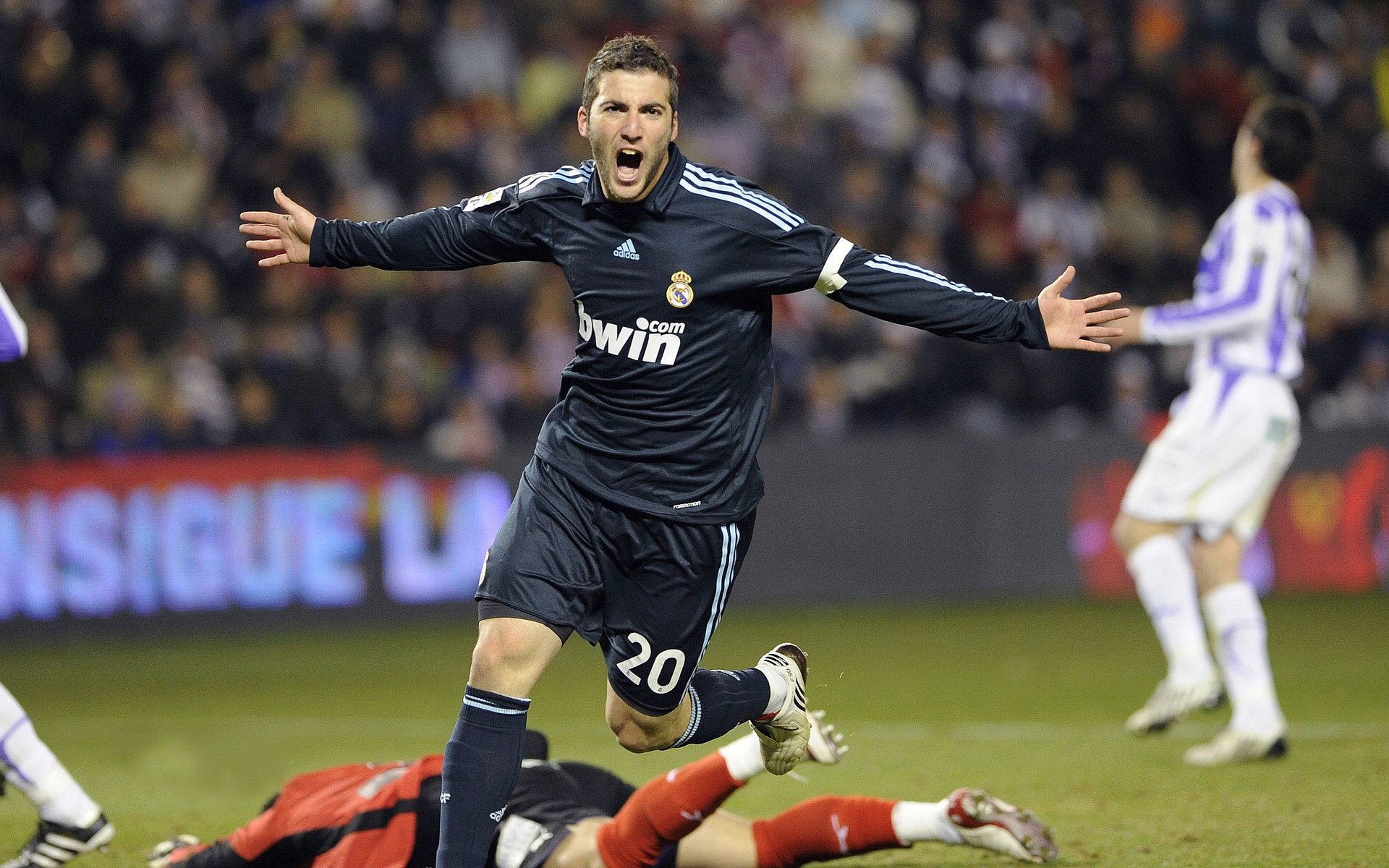 IM体育赛事直播入口-赛道与球场，欧文之夜，F1揭幕战的双重奏