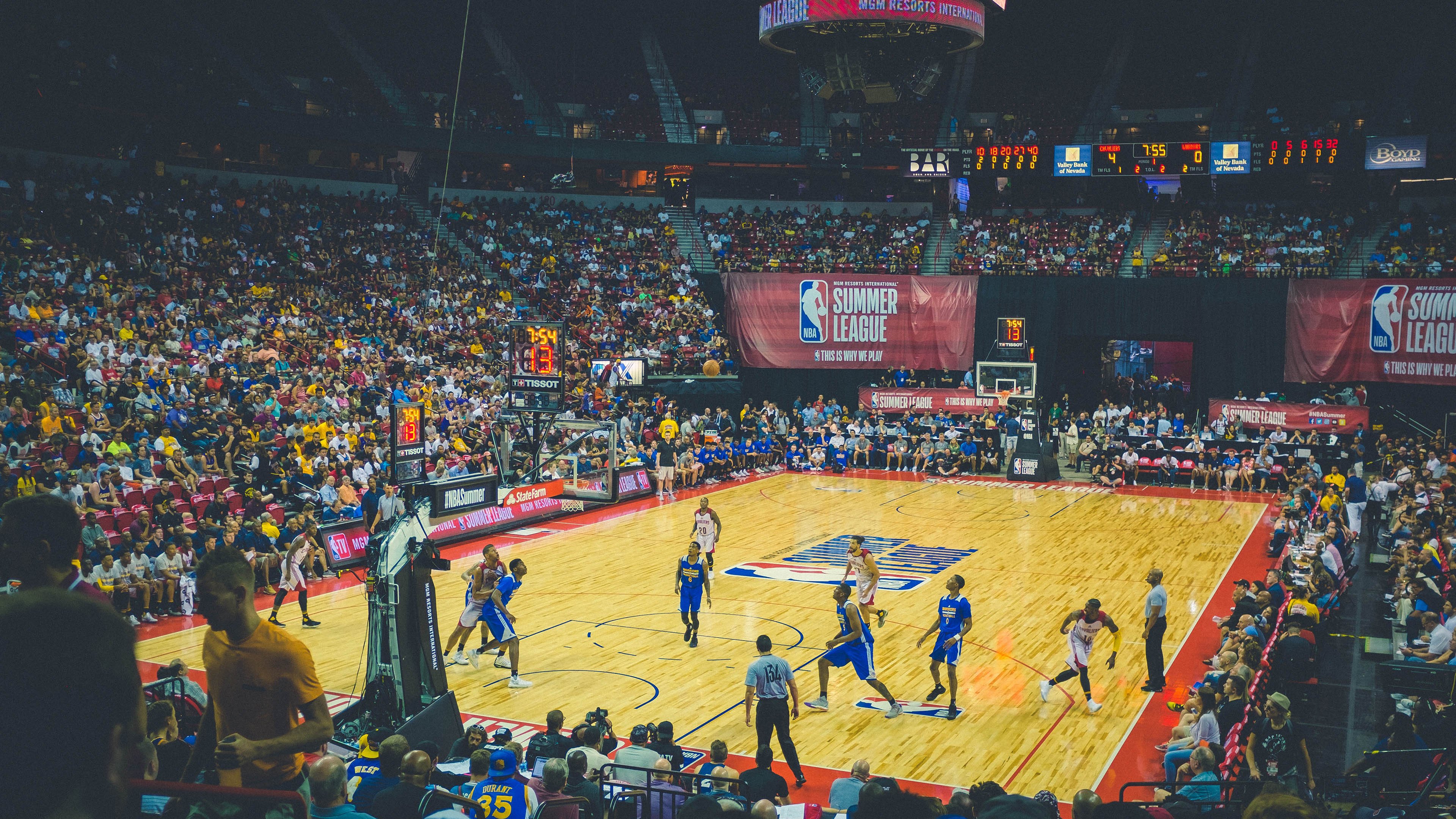 IM体育官方网站-拉梅洛·鲍尔存在感拉满的夜晚，勇士用团队风暴横扫76人